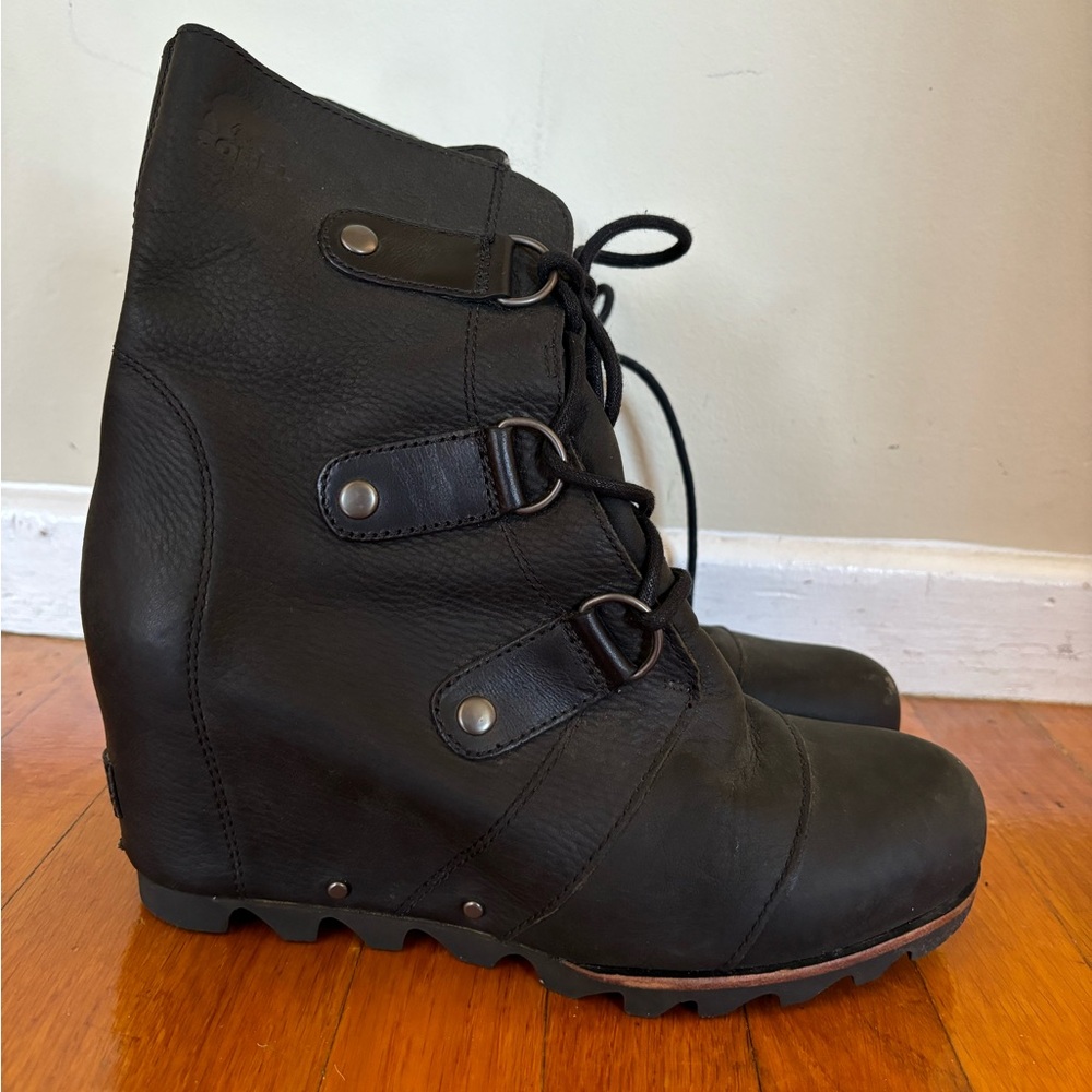Sorel women’s snow boots size 8
